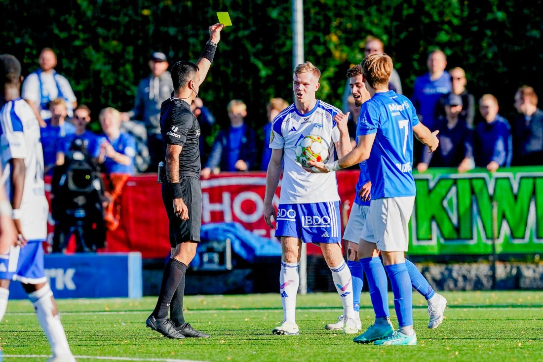 Mange havnet i dommerens bok. Her er det Ahmad Adil Abbas og Eirik Haugan som får gult kort av dommer Rohit Saggi. Foto: Terje Bendiksby / NTB