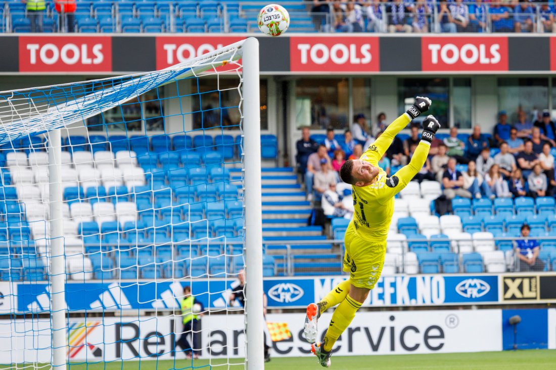 Sarpsborg 08s keeper Anders Kristiansen fikk nok å henge fingrene i på Aker Stadion.Foto: Svein Ove Ekornesvåg / NTB