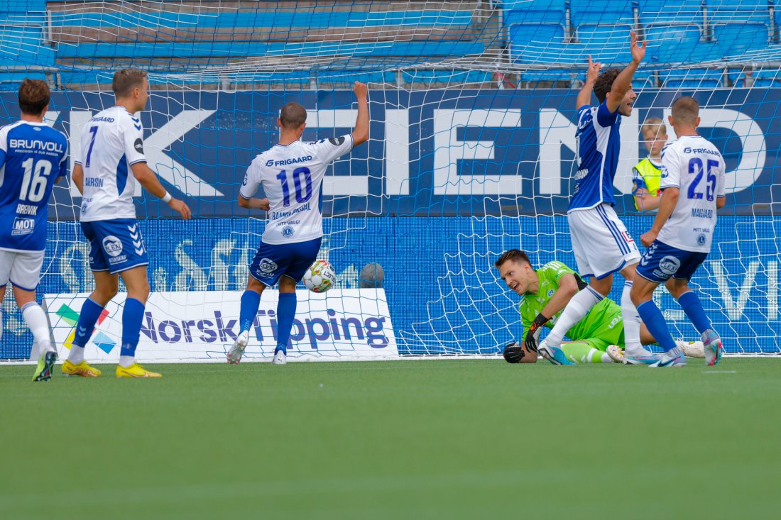 Sarpsborg 08 jubler etter scoring av Ramon-Pascal Lundqvist. Benjamin Tiedemann roper forgjeves til assistentdommeren. Foto: Svein Ove Ekornesvåg / NTB