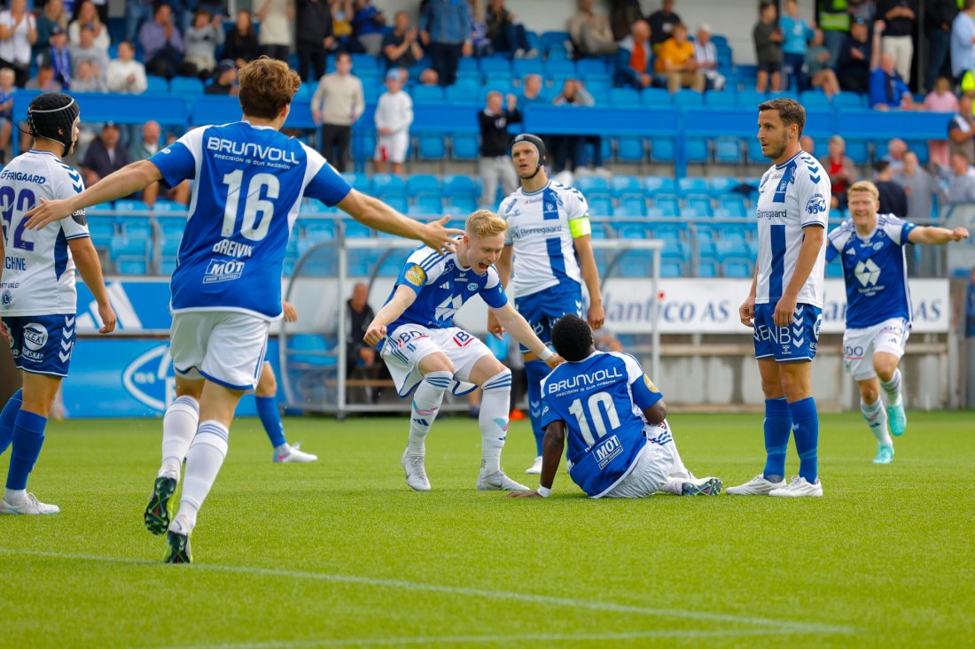 Eric Kitolano skadet seg da han satte inn 1-0, så feiringen ble litt begrenset. Foto: Svein Ove Ekornesvåg / NTB