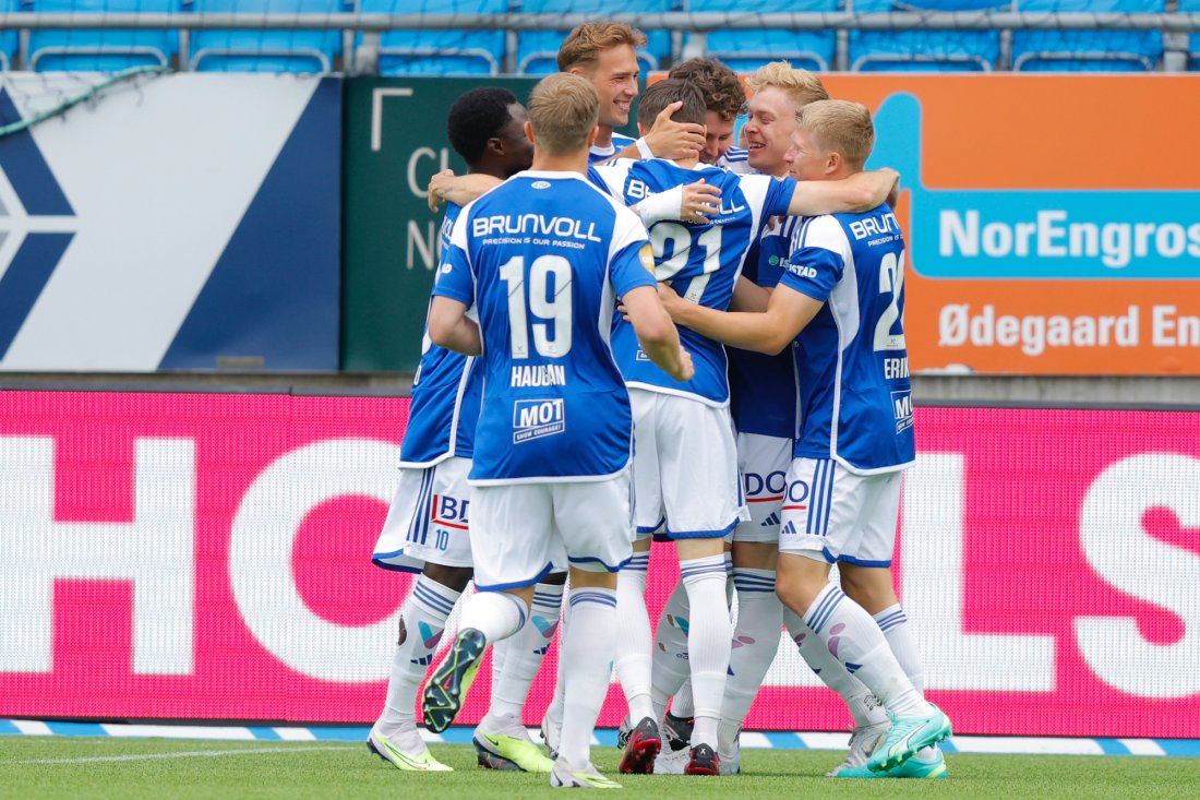 Ola Brynhildsen og lagkameratene feirer 1-0 før minuttet har gått. Foto: Svein Ove Ekornesvåg / NTB