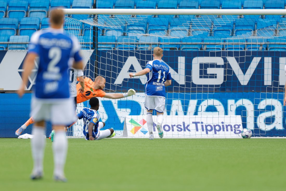 Eric Kitolano sitter og ser ballen gå i mål. 2-0! Foto: Svein Ove Ekornesvåg / NTB