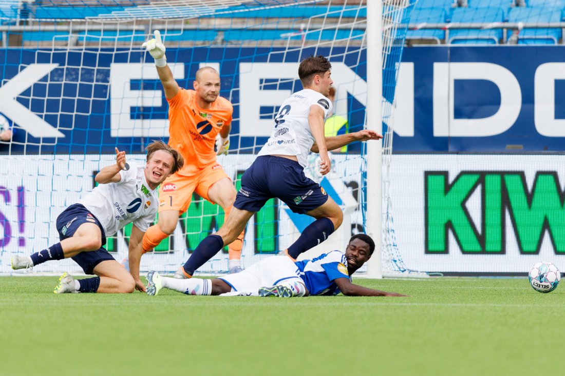 Strømsgodsets Jonas Therkelsen (tv) reagerer etter å ha forårsaket straffespark i duell med Eric Kitolano. Foto: Svein Ove Ekornesvåg / NTB