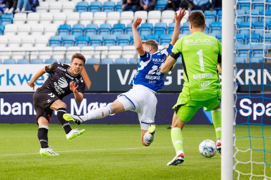 Tobias Svendsen satte inn 1-1 i duell med Anders Hagelskjær. Foto: Svein Ove Ekornesvåg / NTB