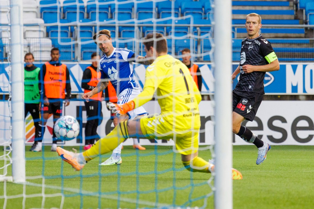 Fredrik Gulbrandsen ser luka ved nærmeste stolpe og setter inn 3-1. Foto: Svein Ove Ekornesvåg / NTB