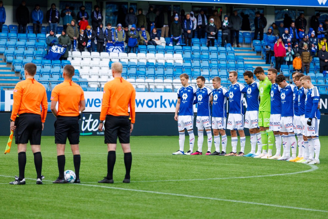 Tidligere MFK-spiller Sigurd Moes bortgang ble markert med ett minutts stillhet før kampen. Foto: Svein Ove Ekornesvåg / NTB