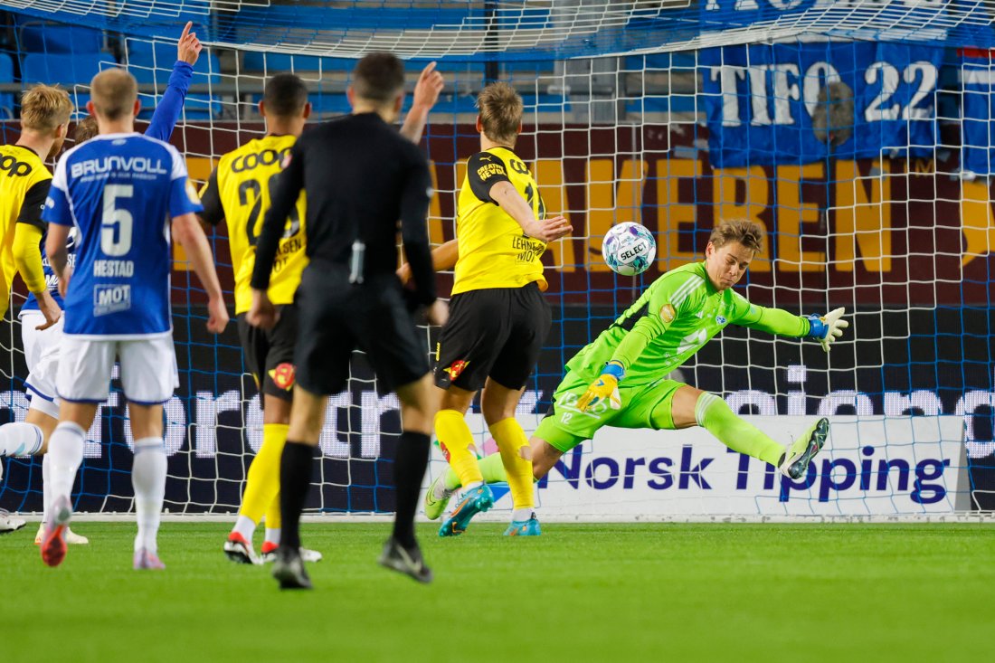 Thomas Lehne Olsen setter ballen i mål, men blir korrekt vinket av for offside. Foto: Svein Ove Ekornesvåg / NTB
