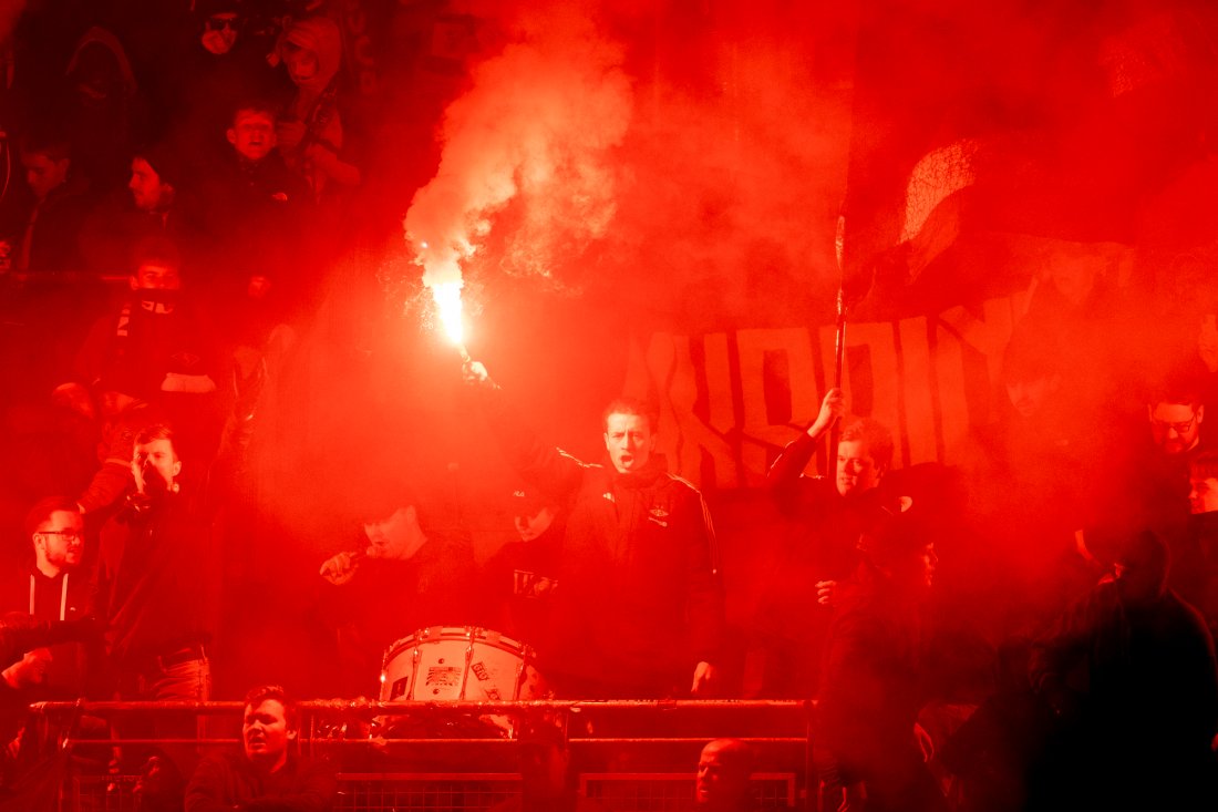 Ole Sæter slapp straff fra NFF etter at han holdt pyro blant fansen etter at han ble utvist i slutten av 1. omgang. Foto: Ole Martin Wold / NTB