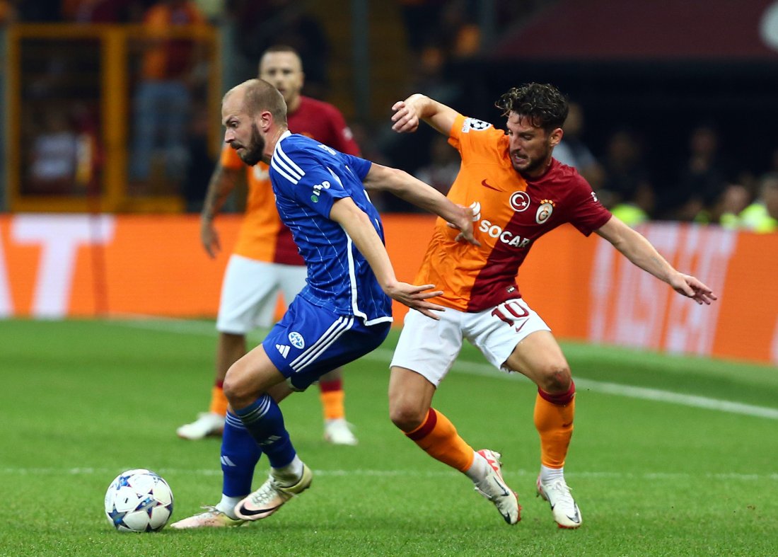 Eirik Hestad i duell med Dries Mertens. Foto: dia images / NTB