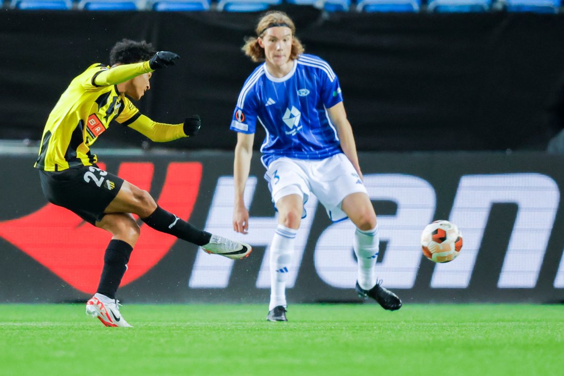 Momodou Sonko utlikner til 1-1 - Casper Øyvann rekker ikke fram. Foto: Svein Ove Ekornesvåg / NTB