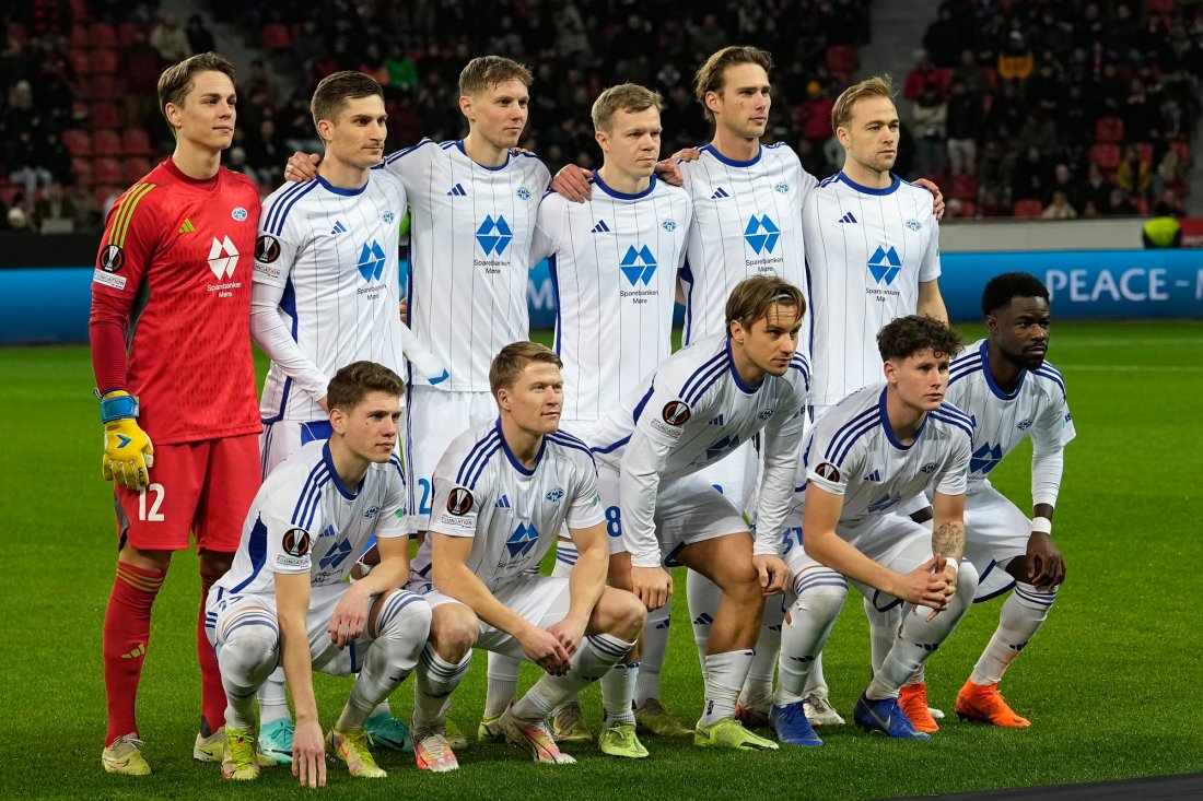 Moldes 11 utvalgte til å starte mot storlaget Bayer Leverkusen. Foran fra venstre Markus Kaasa, Kristian Eriksen, Fredrik Gulbrandsen, Mathias Fjørtoft Løvik og Eric Kitolano. Bak fra venstre: Oliver Petersen, Kristoffer Haugen, Anders Hagelskjær, Eirik Haugan, Magnus Grødem og Martin Ellingsen. Foto: Martin Meissner, AP / NTB