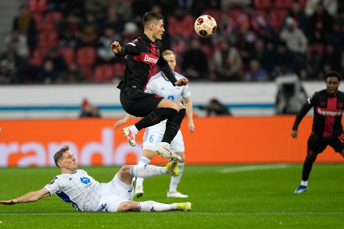 Patrik Schick scoret det første målet - her i kamp med Anders Hagelskjær. Foto: Martin Meissner, NTB / AP