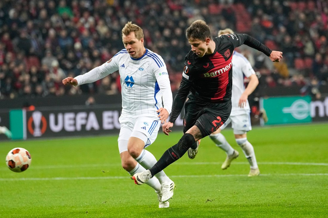 Martin Bjørnbak klarer ikke å hindre Adam Hlozak i å sette inn 4-0. Foto: Martin Meissner, NTB / AP