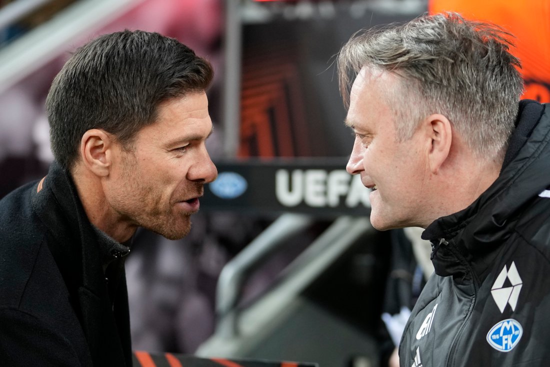 Stjernemøte i Tyskland: Leverkusen's Xabi Alonso fikk møte Moldes Erling Moe før kampstart. Foto: Martin Meissner, AP / NTB
