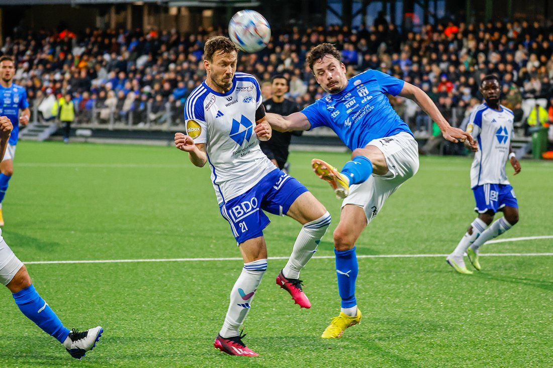 Vegard Forren i duell med Martin Linnes i kvalifiseringskampen til Mesterligaen. Foto: Jens Kr. Vang / NTB