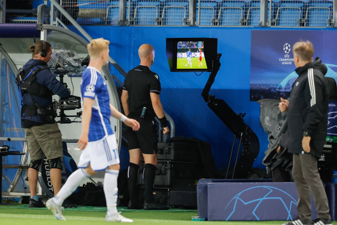 Det ble noen runder på VAR-skjermen for den engelske dommeren. Foto: Svein Ove Ekornesvåg / NTB