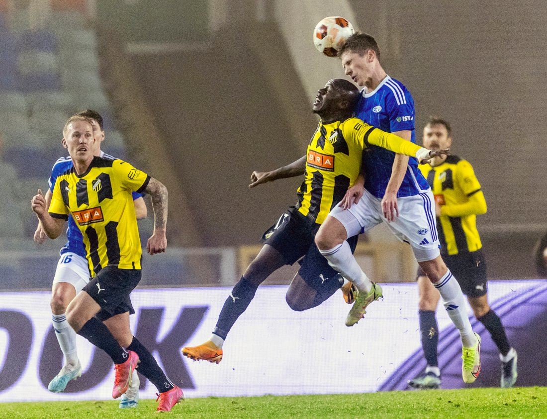 Tøff duell mellom Edward Chilufya og Markus Kaasa. Foto: Adam Ihse, AP / NTB