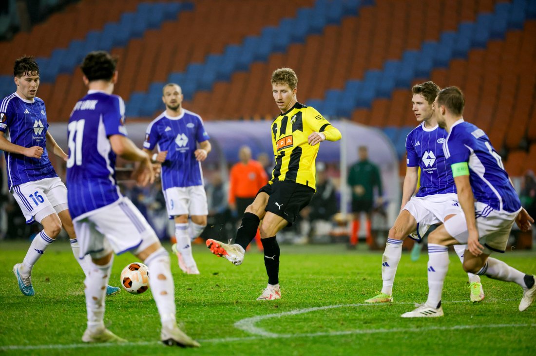 Häckens Samuel Gustafson kjemper mot overmakten. Foto: Adam Ihse, AP / NTB
