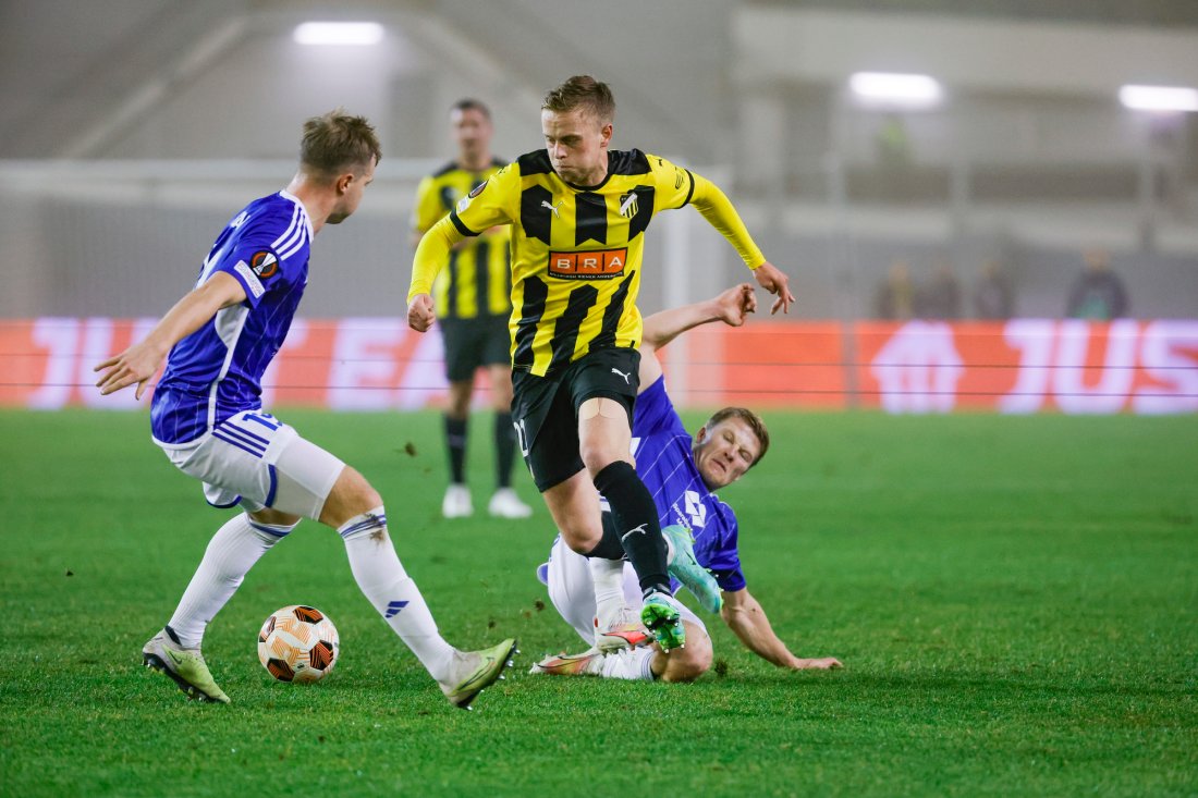 Kristian Eriksen og Eirik Haugan stopper Häcken's Thomas Totland. Foto: Adam Ihse, AP /NTB