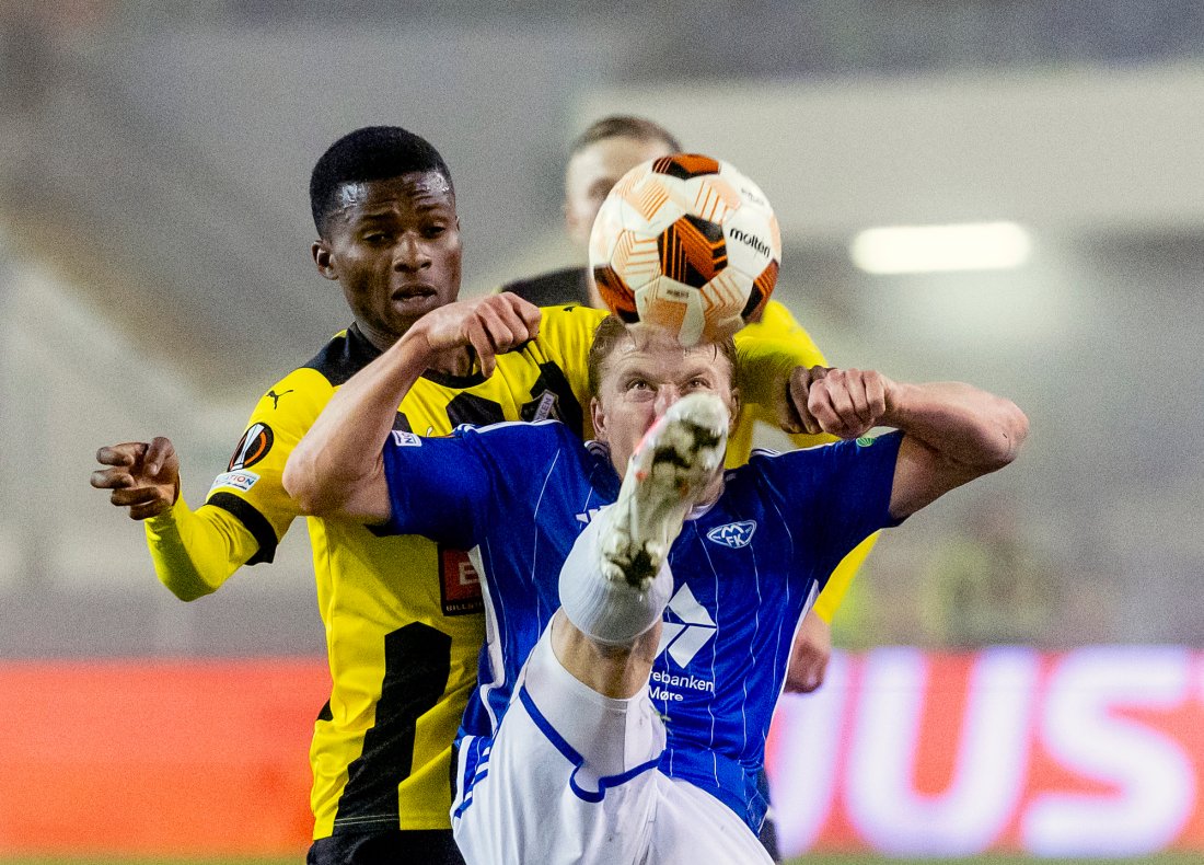 Romeo Amane prøver å stoppe Kristian Eriksen. Foto: Adam Ihse, AP / NTB