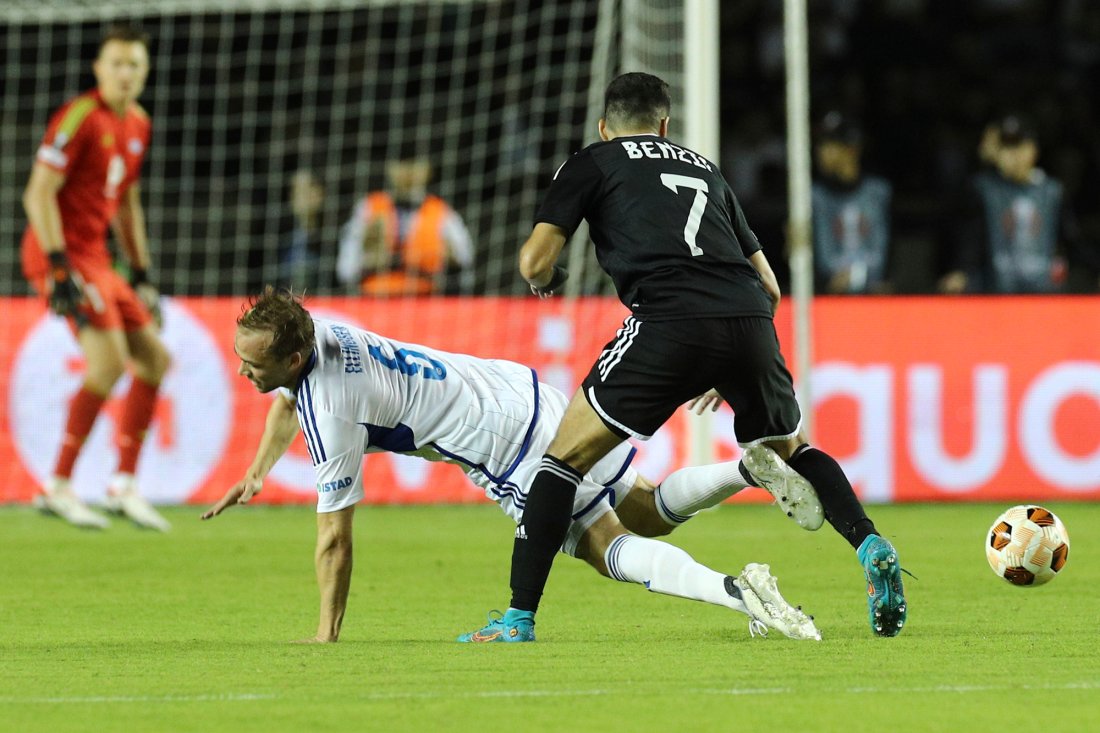 Martin Ellingsen i duell med Yassine Benzia. Foto: Ehtiram Jabi, AP/NTB