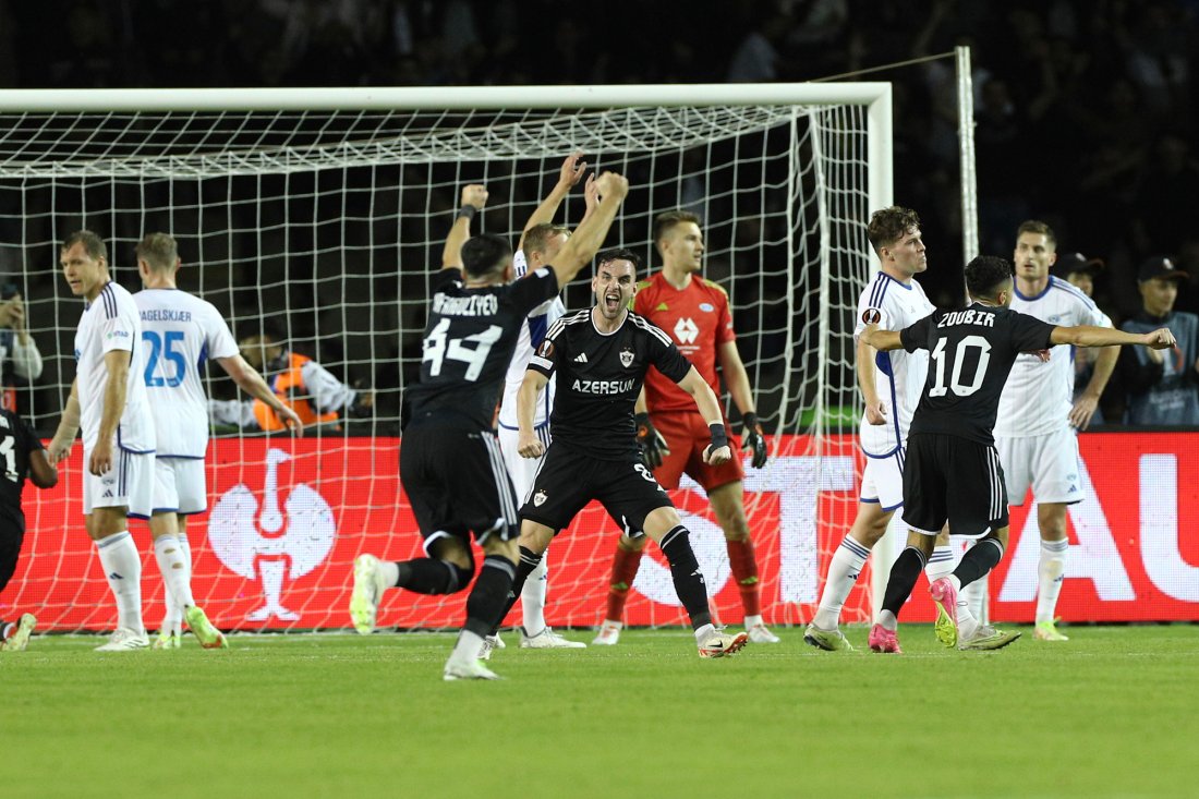 Qarabag-spillerne jubler for kampens eneste scoring. Foto: Ehtiram Jabi, AP/NTB