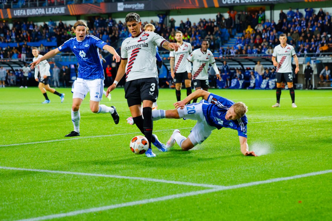 Straffespark? Piero Hincapié sender Kristian Eriksen i bakken like før slutt. Foto: Svein Ove Ekornesvåg / NTB