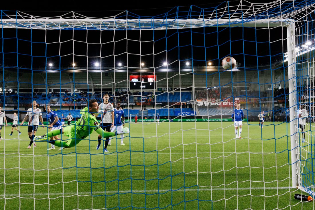 Bayer Leverkusens Matěj Kovář ser langt etter ballen når Emil Breivik setter inn 1-2. Foto: Svein Ove Ekornesvåg / NTB