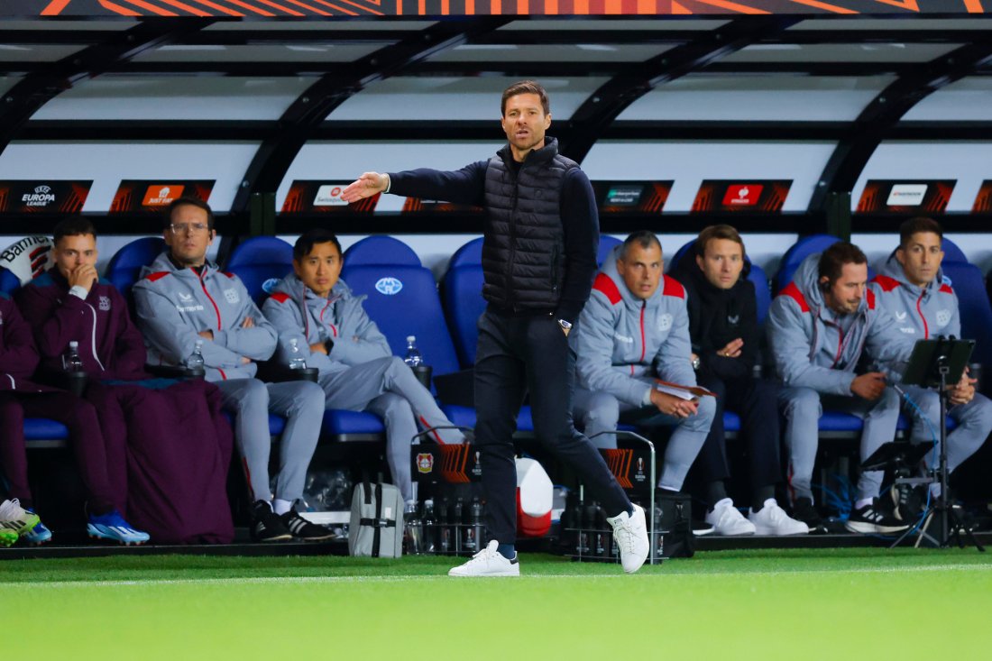 Bayer Leverkusens trener Xabi Alonso likte ikke at seieren holdt på å glippe i sluttminuttene. Foto: Svein Ove Ekornesvåg / NTB