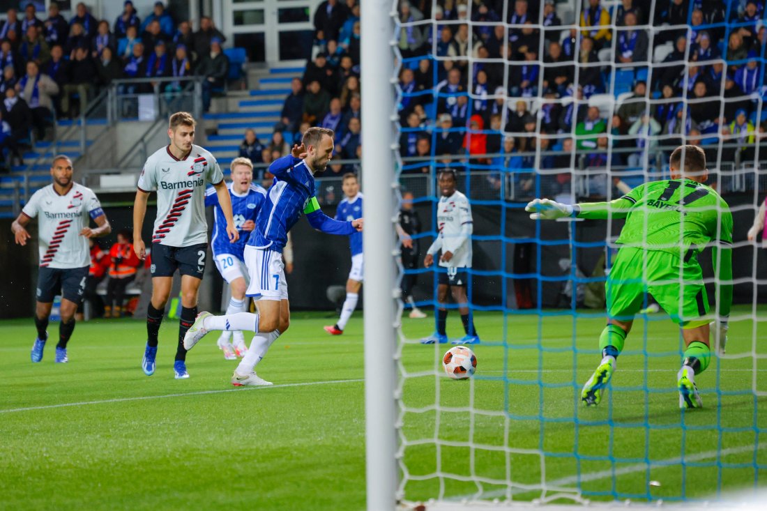 Magnus Wolff Eikrem prøver å lobbe over keeper Matej Kovár, men sisteskansen sto godt på Aker stadion. Foto: Svein Ove Ekornesvåg / NTB