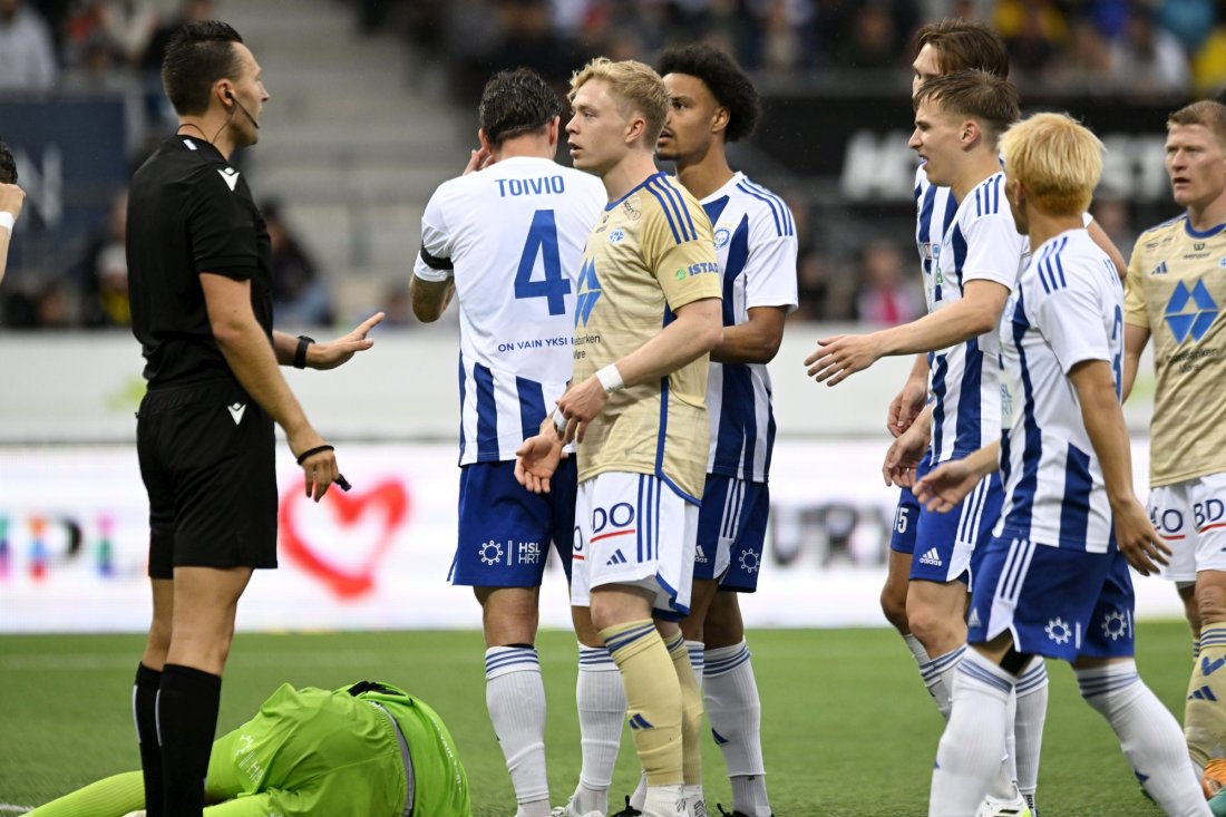 Dommeren ga gult kort til Ola Brynhildsen etter at moldespilleren krasjet inn i den finske keeperen. Foto: Vesa Moilanen / Lehtikuva / NTB