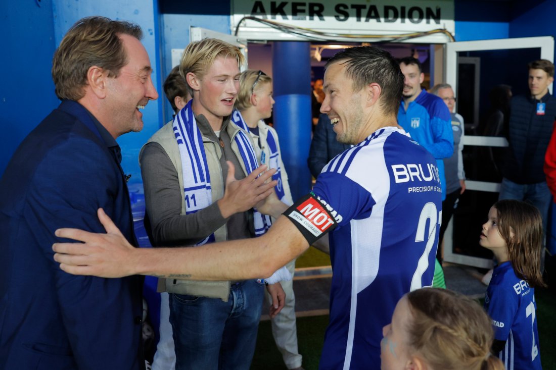 Martin Linnes gratuleres av Kjell Inge Røkke etter 2-0-seieren mot Klaksvik. Foto: Svein Ove Ekornesvåg / NTB