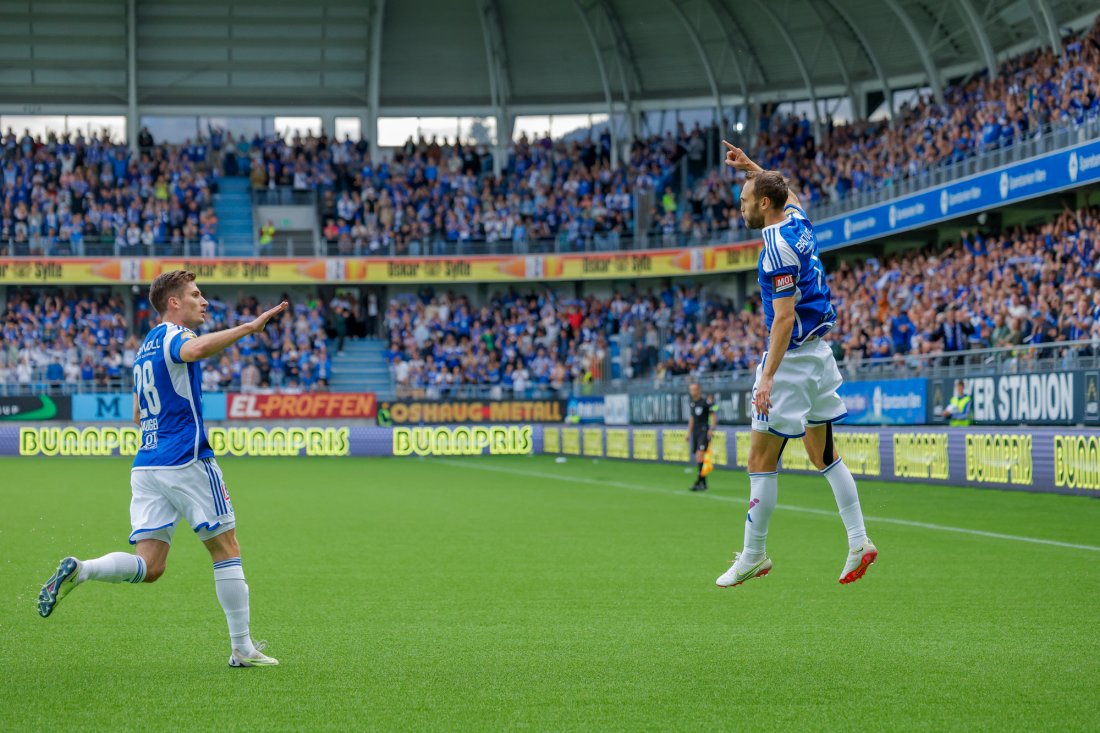 Kristoffer Haugen og Magnus Wolff Eikrem jubler etter 1-0 scoringen - men VAR fant offsiden og annullerte scoringen. Foto: Svein Ove Ekornesvåg / NTB