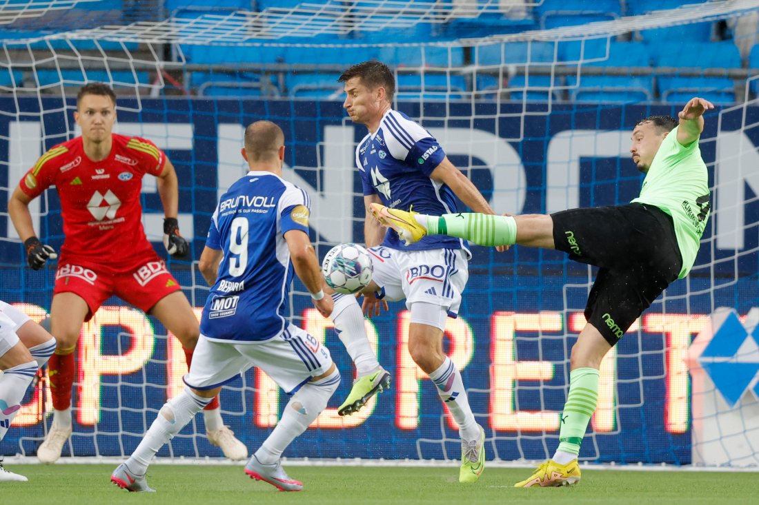 Vegard Forren i Klaksvik-drakt mot gamle lagkamerater. Foto: Svein Ove Ekornesvåg / NTB