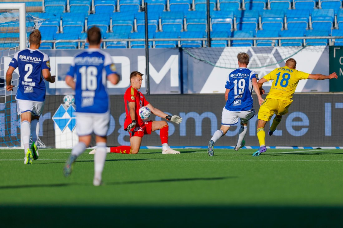 Her kunne det gått galt. Men Topi Keskinen måtte se at Jacob Karlstrøm holdt nullen. Foto: Svein Ove Ekornesvåg / NTB