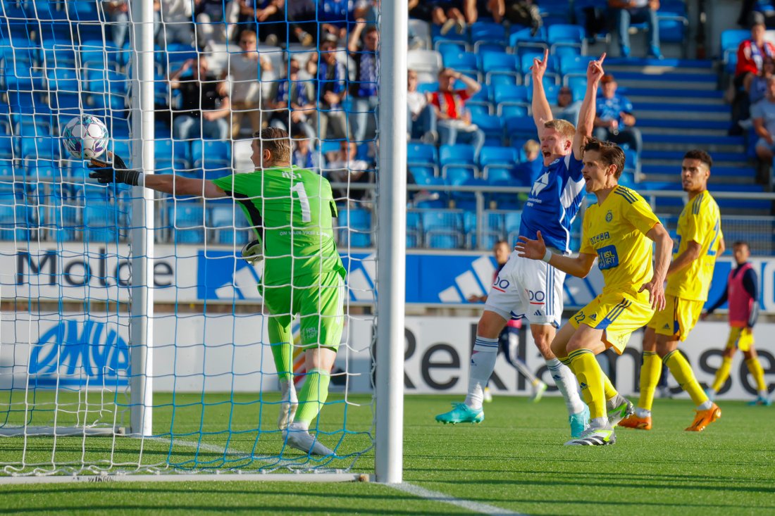 Keeper Jesse Öst fikk ballen i ryggen da Kristian Eriksen headet inn 1-0. Foto: Svein Ove Ekornesvåg / NTB