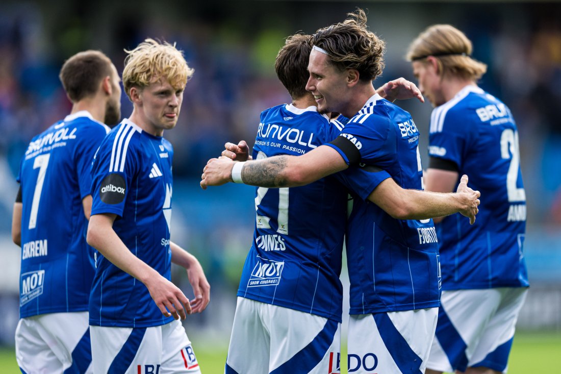 Mathias Fjørtoft Løvik feirer 3-0 med lagkompisene. Foto: Marius Simensen / NTB