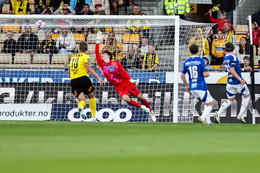 Eric Larsson treffer tverrliggeren over keeper Albert Posiadala. Foto: Thomas Andersen / NTB