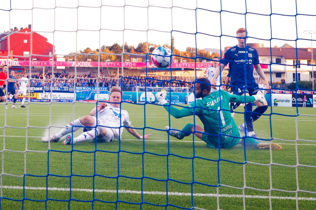 Ola Brynhildsen kaster seg fram og setter inn 3-0. Foto: Svein Ove Ekornesvåg / NTB