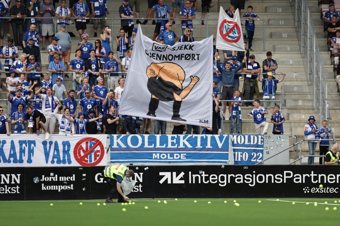 Det haglet tennisballer under VAR-protesten på Fredrikstad stadion. Foto: Thomas Andersen / NTB
