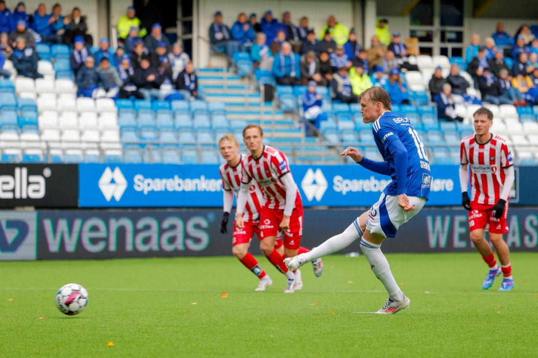 Halldor Stenevik med full kontroll fra straffemerket. Foto: Svein Ove Ekornesvåg / NTB