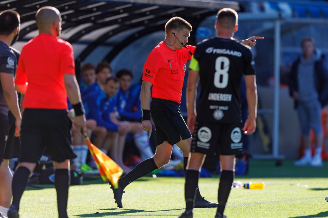 Dommer Marius Lien velger å ikke dømme straffespark til Molde etter å ha sett på VAR skjermen. Foto: Svein Ove Ekornesvåg / NTB