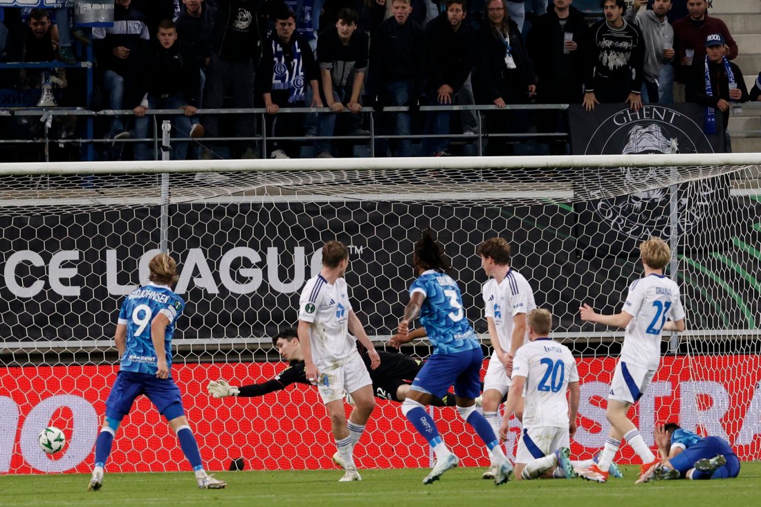 Gent's Archie Brown avgjør på overtid og sikrer seg alle poengene i gruppespilloppgjøret. Foto: Omar Havana / AP/NTB