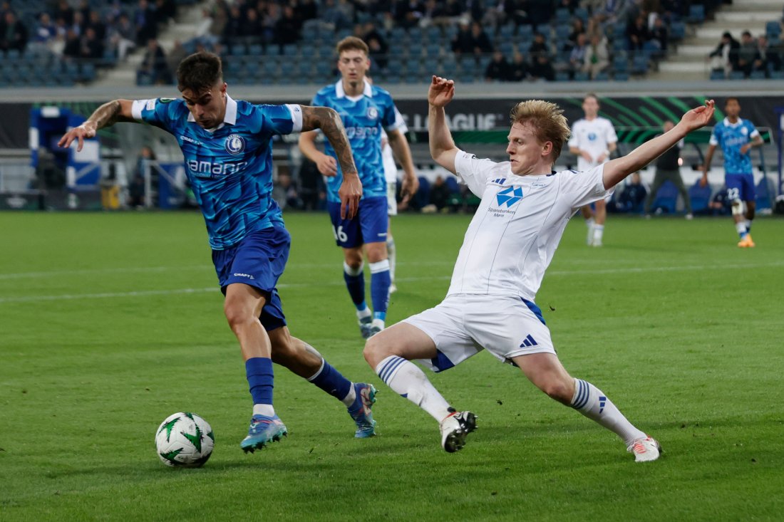 Mats Møller Dæhli i kamp med Tiago Araujo i Gent. Foto: Omar Havana / AP/NTB