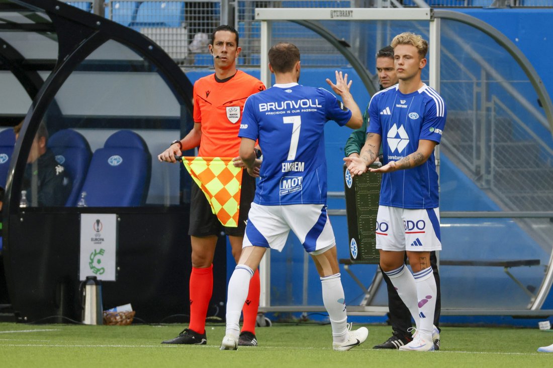 Magnus Wolff Eikrem byttes ut, og Frederik Ihler kommer inn til sin debut mot Cercle Brugge på Aker stadion. Foto: Frederik Ringnes / NTB