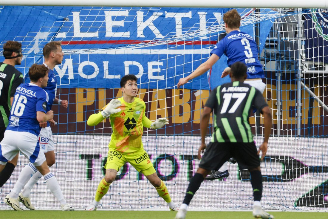 Moldes keeper Albert Posiadala fikk også litt å gjøre med belgiske spisser. Foto: Frederik Ringnes / NTB