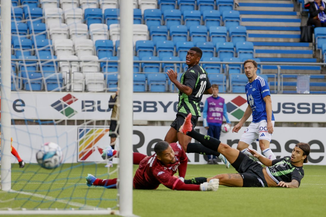 Martin Linnes spesial! Setter inn 3-0 fra høyrekanten mot Cercle Brugge på Aker stadion. Foto: Frederik Ringnes / NTB