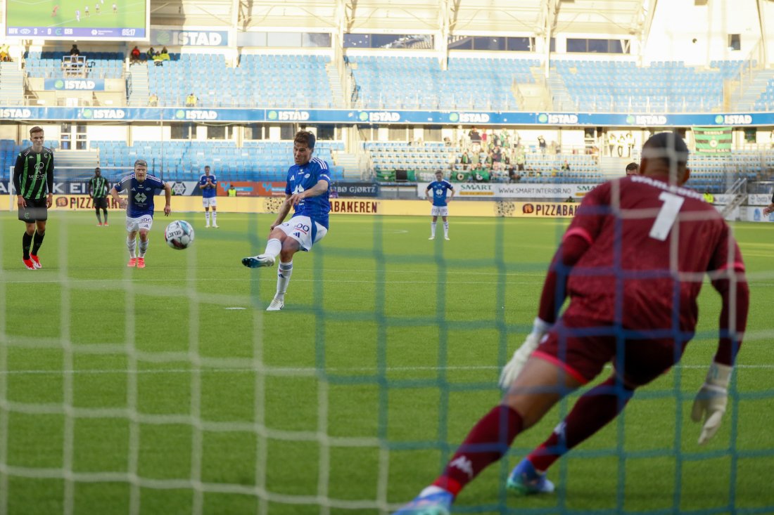 Emil Breivik sender keeper til venstre og ballen i tverrligger på straffesparket. Foto: Frederik Ringnes / NTB
