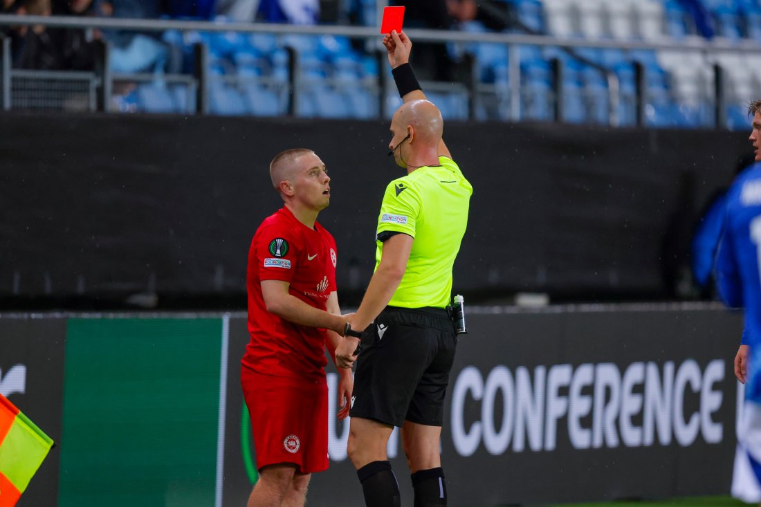 Conor McKendry får rødt kort av dommer Dario Bel. Foto: Svein Ove Ekornesvåg / NTB