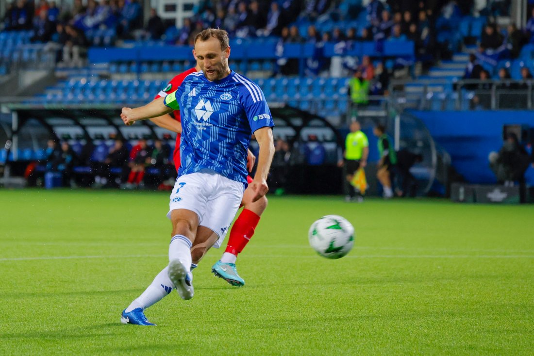 Magnus Wolff Eikrem setter inn 1-0 mot Larne på Aker Stadion. Foto: Svein Ove Ekornesvåg / NTB